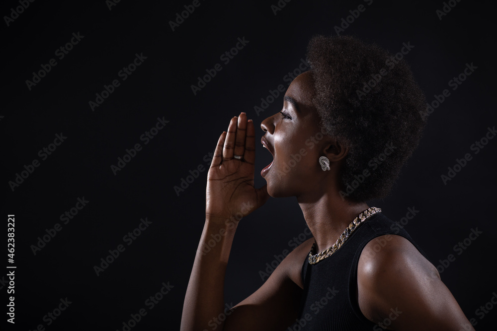 Obraz premium Portrait profile of black african american woman holding palm hand near wide open mouth yelling screaming calling shout black friday concept