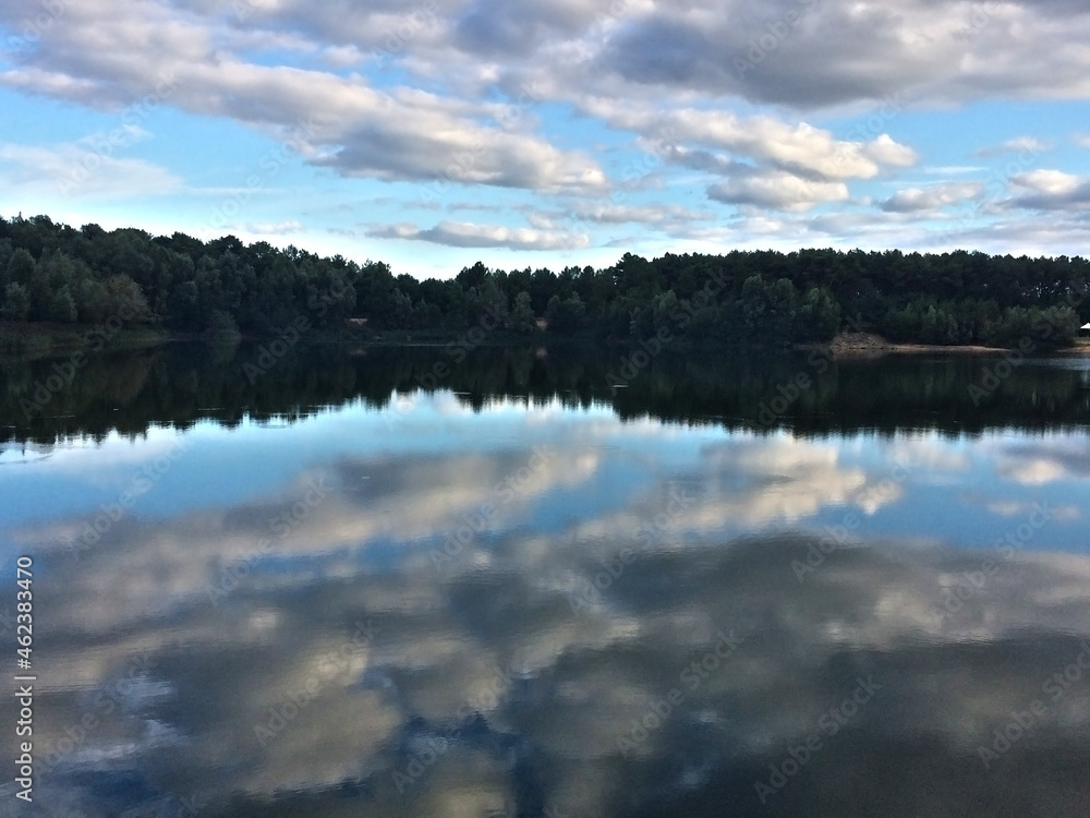 Fototapeta premium Etendue d'eau et son reflet miroir