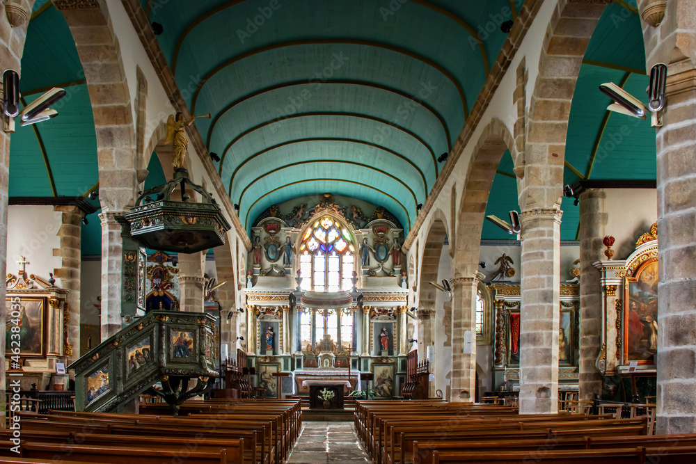 Fototapeta premium Plourin-les-Morlaix. Vue intérieure d'ensemble de l'église Notre-Dame. Finistère. Bretagne