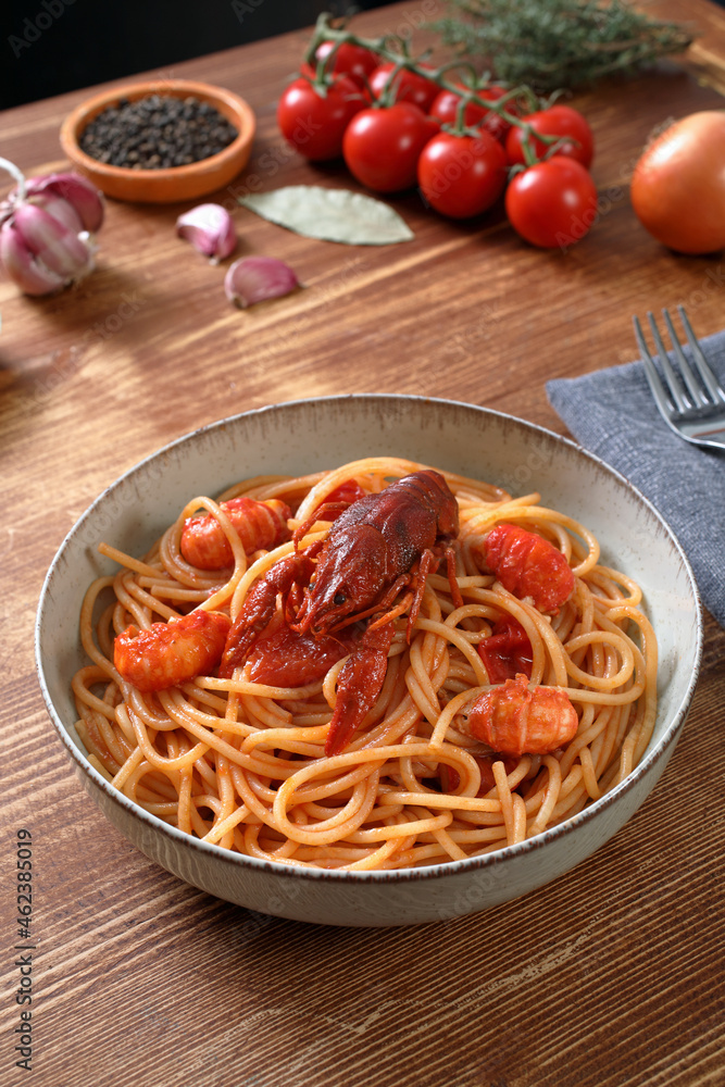 spaghetti con gamberi di fiume e pomodoro spaghetti con gamberi di fiume e pomodoro