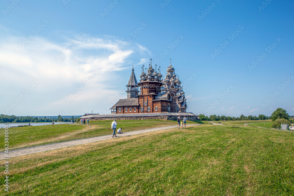 Obraz premium Church of the Transfiguration of the Lord and the Intercession of the Virgin. Kizhi Island. Republic of Karelia. Russia