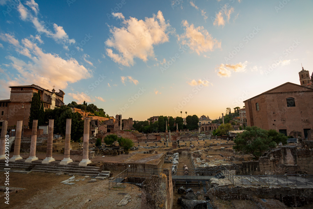 Obraz premium Sunset at the imperial forums in Rome. History landscapes of the Roman Empire