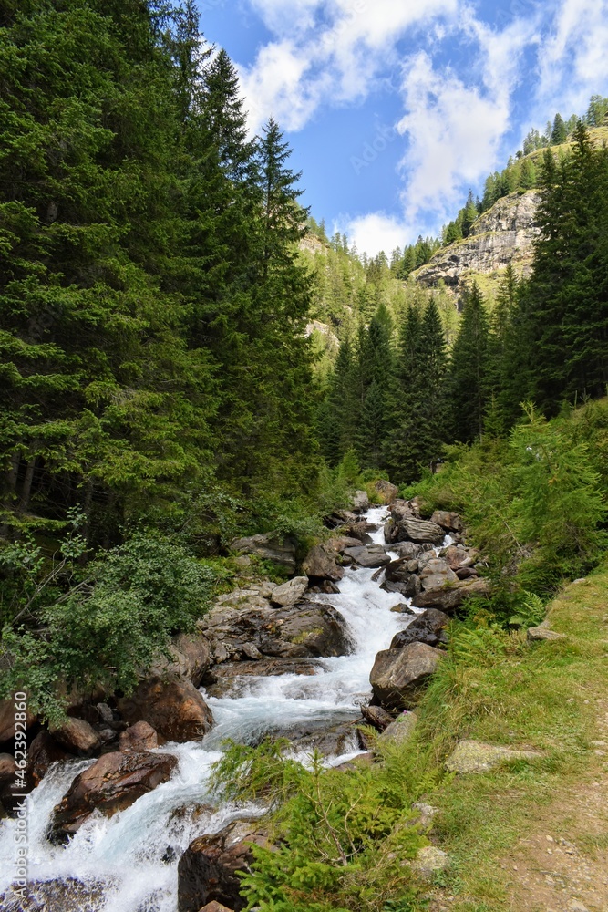 Val di Rabbi, nel parco Nazionale dello Stelvio, Cascate del torrente Saent, tempi lunghi di esposizione, effetto seta Val di Rabbi, nel parco Nazionale dello Stelvio, Cascate del torrente Saent, tempi lunghi di esposizione, effetto seta