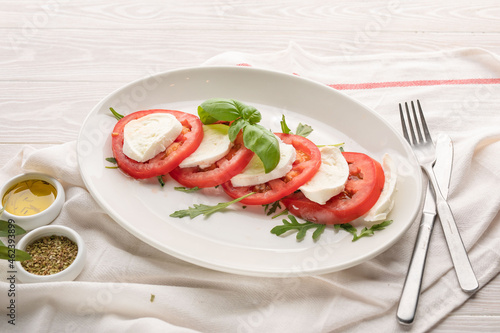 Fotografie salad with vegetables caprice