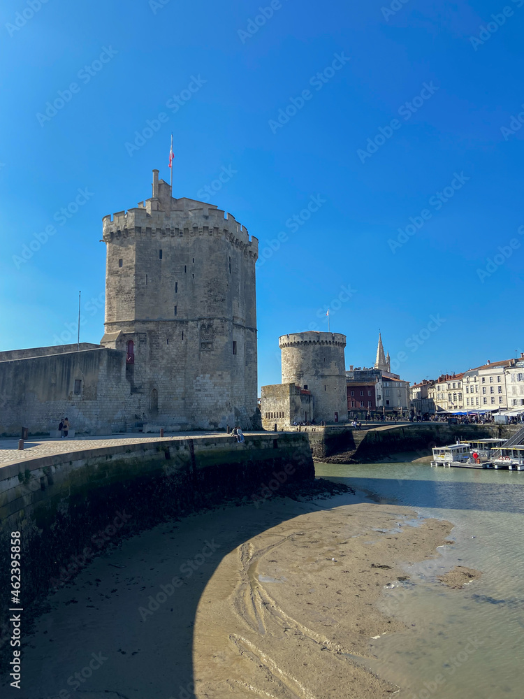 Tour Saint Nicolas et tour de la Chaine, entrée du vieux port de la Rochelle, Charente-Maritime 