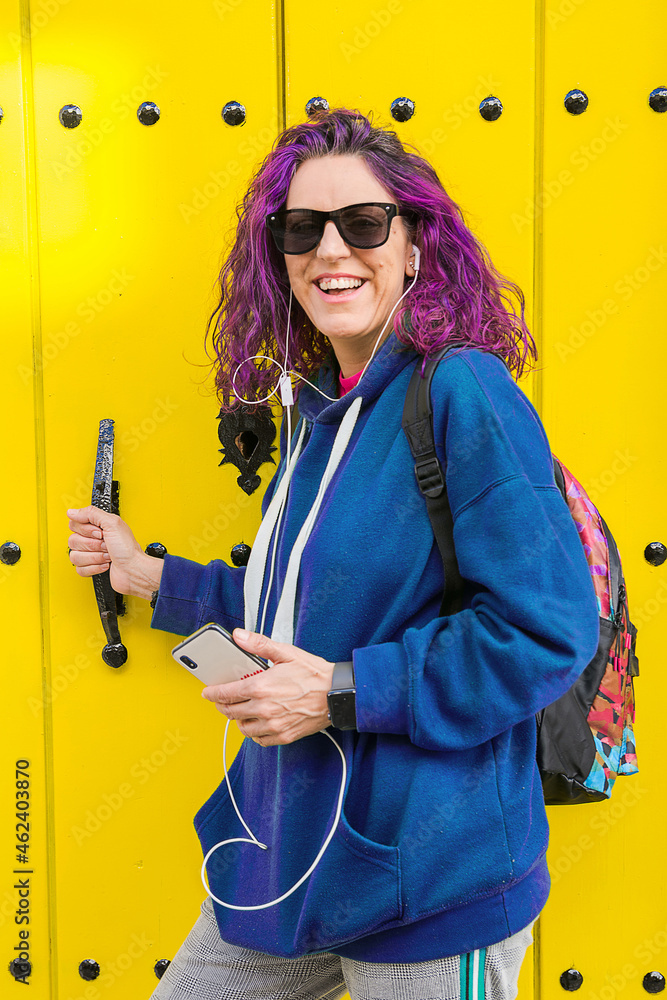 Fotka 40 Year Old Woman Who Has A Positive Attitude And Is Smiling fotka-40-year-old-woman-who-has-a-positive-attitude-and-is-smiling