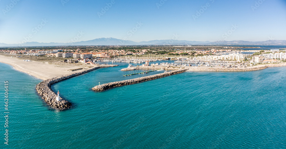 Fototapeta premium Panorama aérien de Port Barcarès dans les Pyrénées orientales (France)
