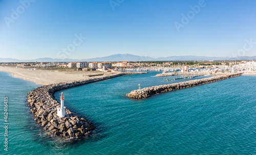 Panorama aérien de l'entrée du port de Barcarès dans les Pyrénées orientales (France)