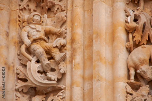 figura del astronauta de la fachada de la catedral de Salamanca, España