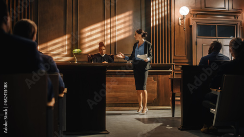 Canvas Print Court of Justice and Law Trial: Successful Female Prosecutor Presenting the Case, Making Passionate Speech to Judge, Jury
