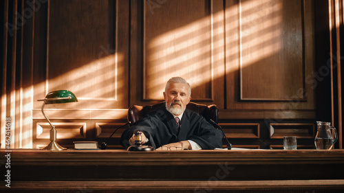 Φωτογραφία Court of Law and Justice Trial Session: Imparcial Honorable Judge Pronouncing Sentence, Striking Gavel