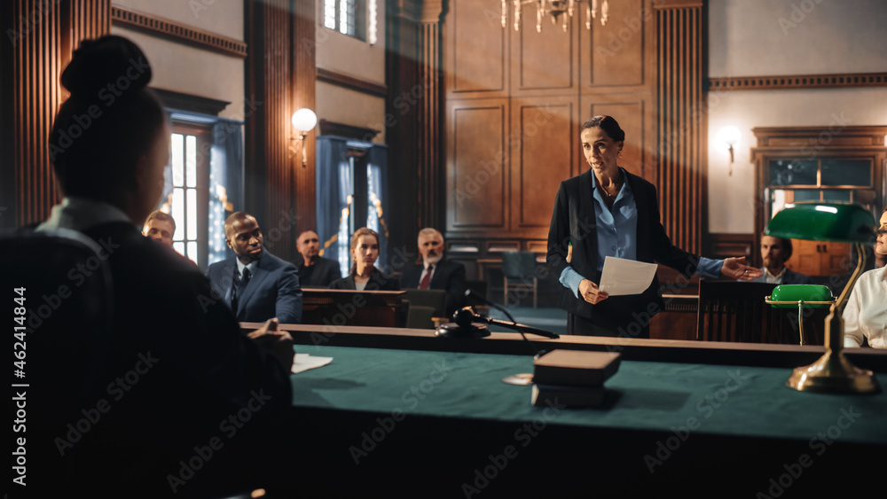 Foto De Court Of Justice And Law Trial Female Public Defender foto-de-court-of-justice-and-law-trial-female-public-defender