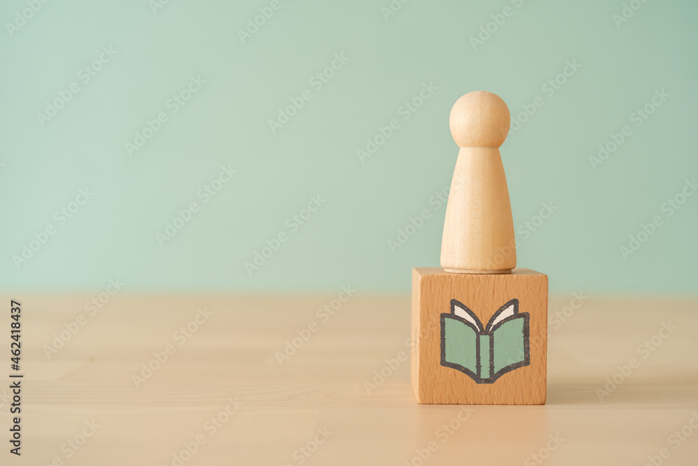 © ELUTAS - 本マークの積み木と人形