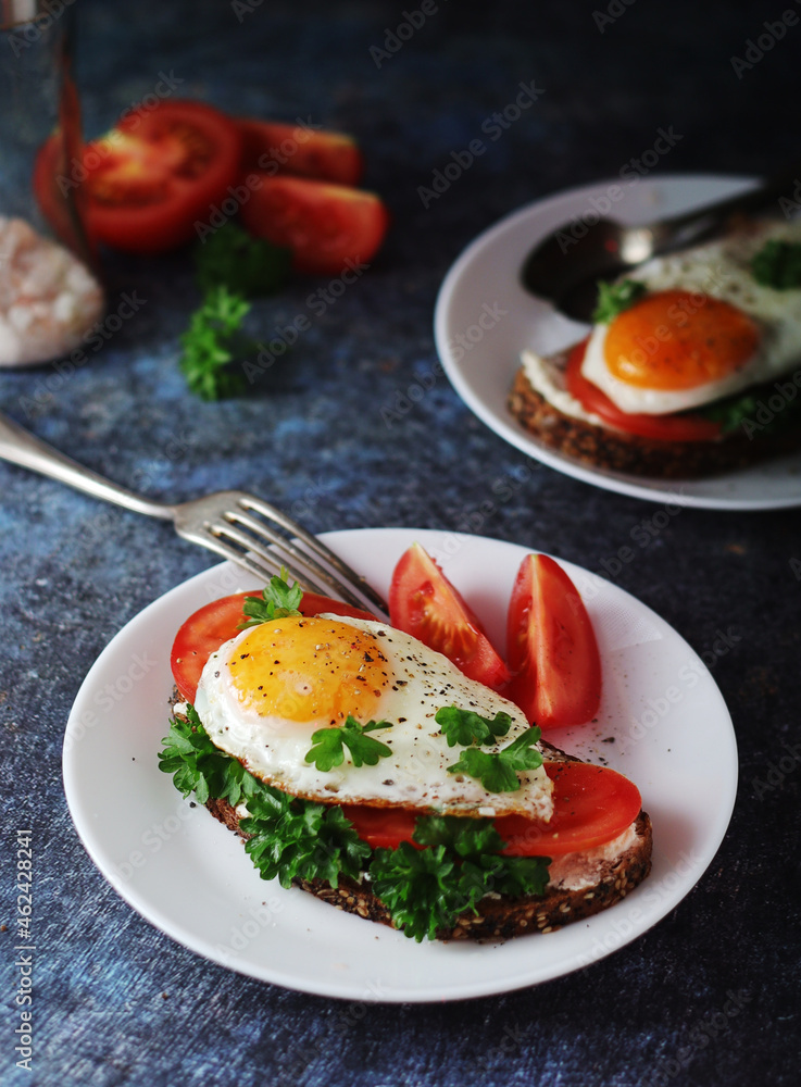 Sandwiches with fried eggs and tomatoes Sandwiches with fried eggs and tomatoes