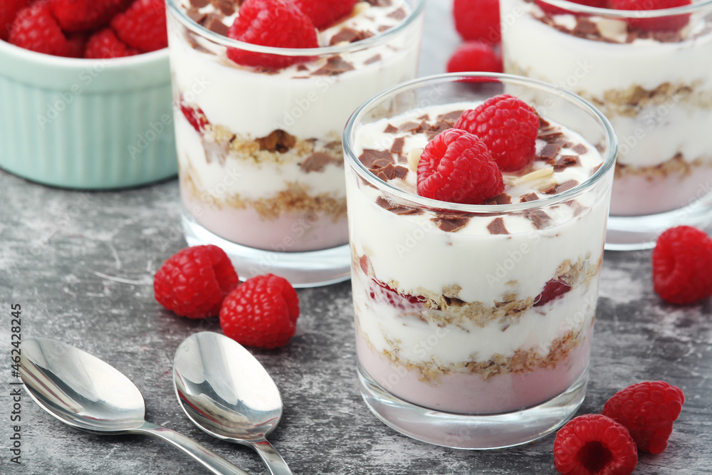Granola with yogurt trifles with raspberry Granola with yogurt trifles with raspberry