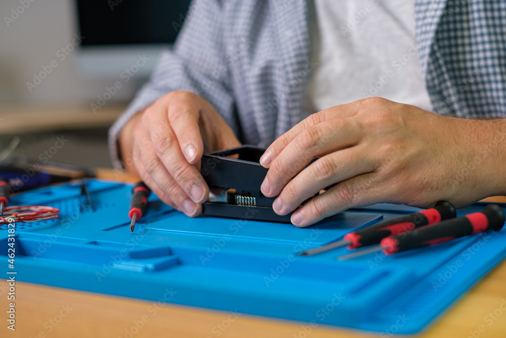 Raspberry Pi Computer reparieren - Techniker mit Raspberry Pi Raspberry Pi Computer reparieren - Techniker mit Raspberry Pi