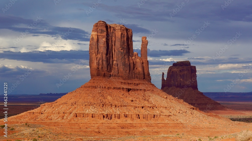 Monument Vally,Mitten and Merrick at sunset.
From left: West Mitten Butte and East Mitten Butte in the sunset.
There is a cloud over East Mitten in the back.