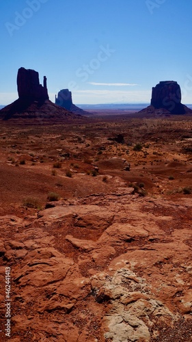 Monument Vally,Mitten and Merrick.Indian rote 42. From left: West Mitten Butte and East Mitten Butte, Merrick Butte.Indian rote 42 is passing in front.