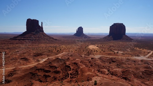 Monument Vally,Mitten and Merrick.Indian rote 42. From left: West Mitten Butte and East Mitten Butte, Merrick Butte.Indian rote 42 is passing in front. © 潔 丹野