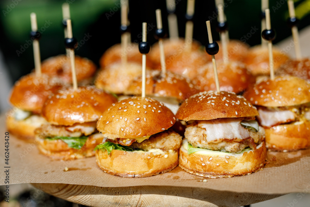 Close up of mini hamburgers at catering event - obrazy, fototapety, plakaty 