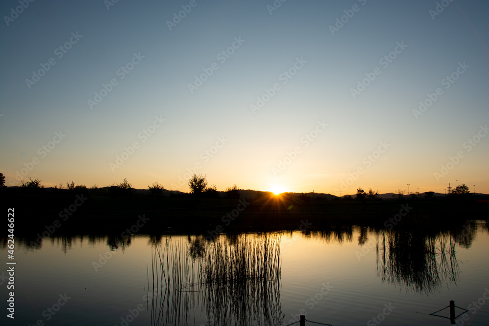美しい夕空を映す池の水面
