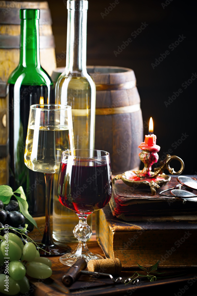 Obraz premium Wine in a glass on an old background