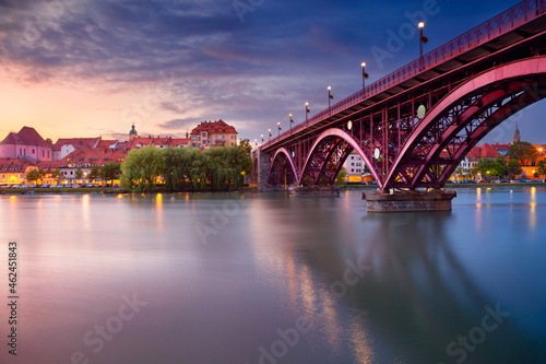Obraz na płótnie Maribor, Slovenia. Cityscape image of Maribor, Slovenia at beautiful summer sunset with reflection of the city in Drava River. w salonie