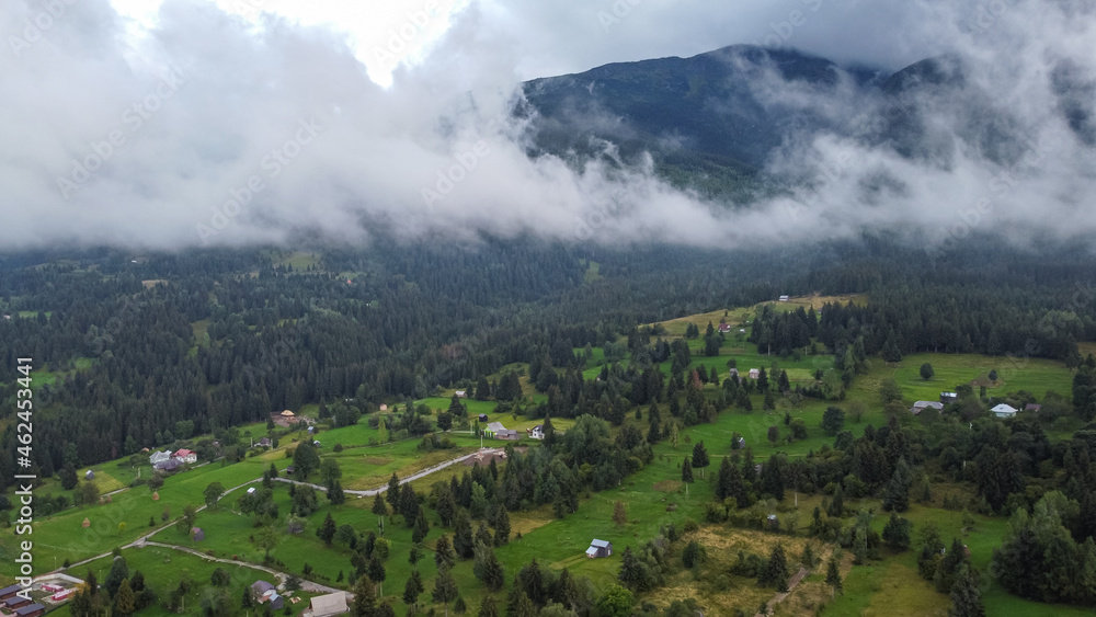 Obraz premium Green Landscape in Mountains