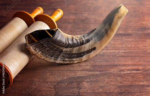 Foto A Shofar Rams Horn and a Tora Scroll