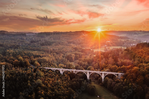 Eisenbahnbrücke im Sonnenuntergang