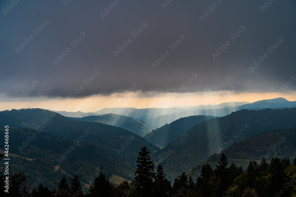 Obraz premium Sonnenstrahlen durbrechen die Wolkendecke, sonnenstrahlen im Schwarzwald,