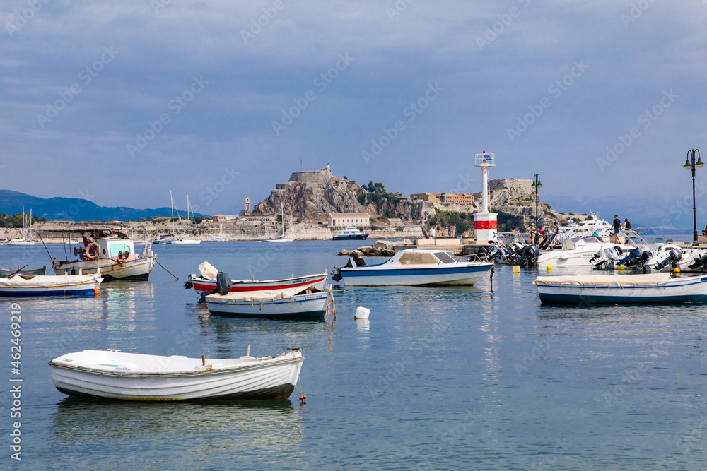 Boote in der Bucht von Korfu-Stadt auf der griechischen Insel von Korfu