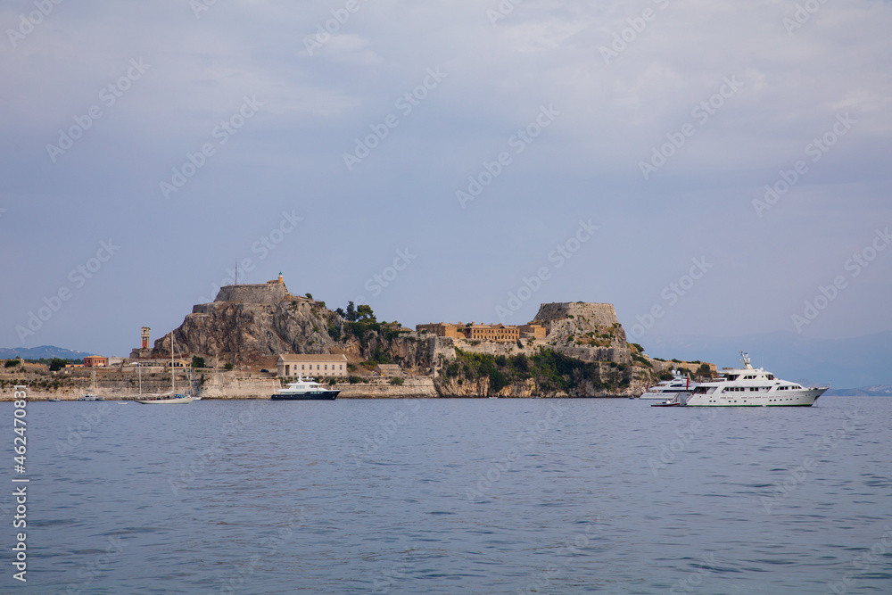  Boote in der Bucht von Korfu-Stadt auf der griechischen Insel von Korfu