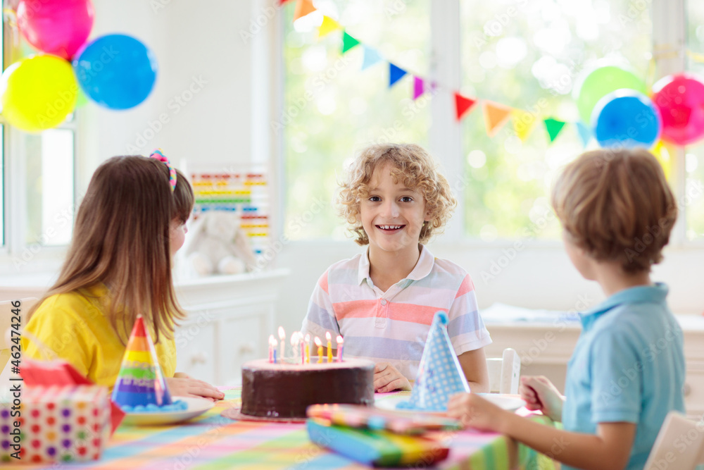 Naklejka premium Child birthday party cake. Family with kids.