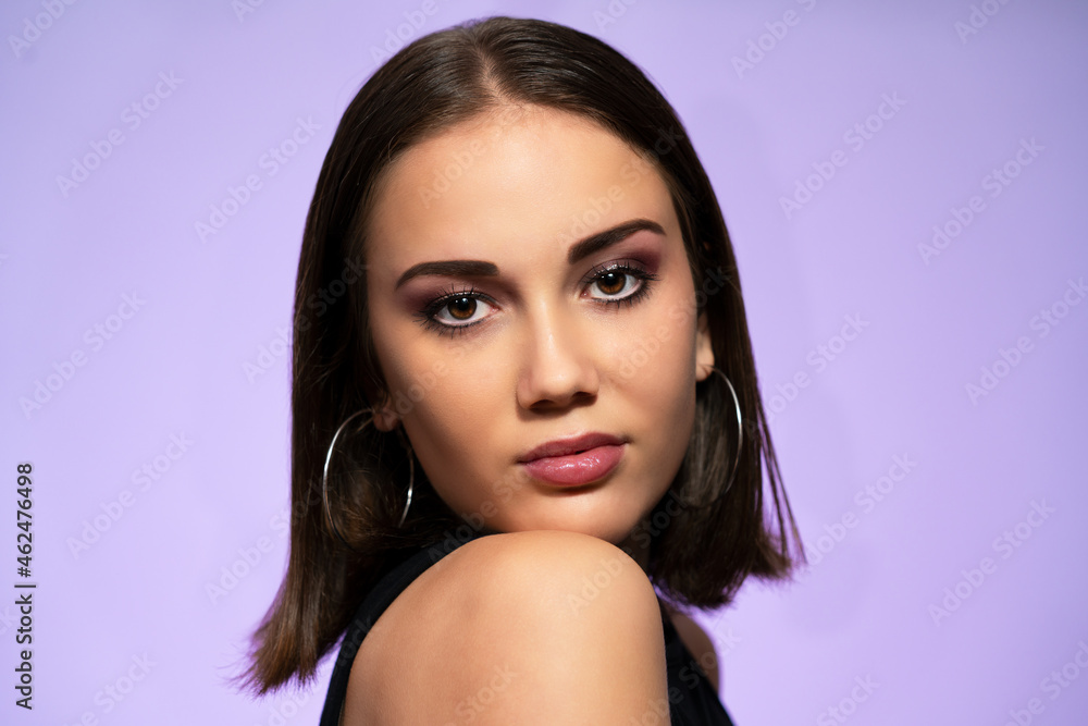 Junge Powerfrau mit coolem Blick beim Portrait Shooting Junge Powerfrau mit coolem Blick beim Portrait Shooting
