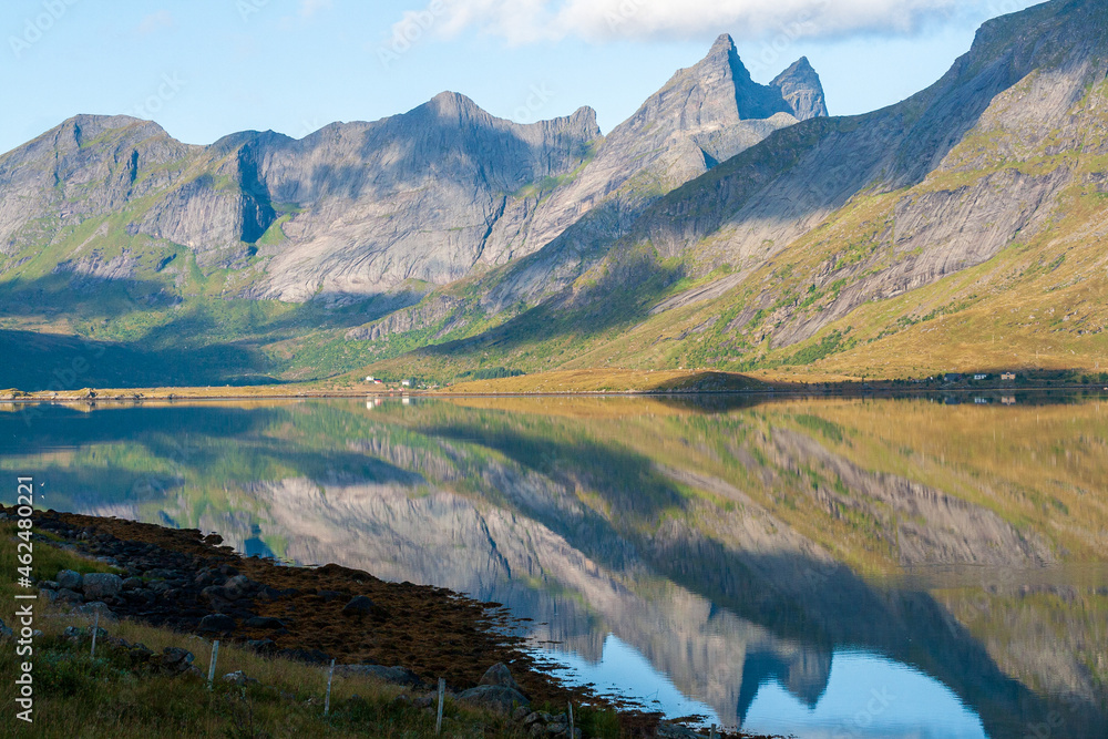 Naklejka premium Morgentliche Landschaftsspiegelung im Fjordwasser