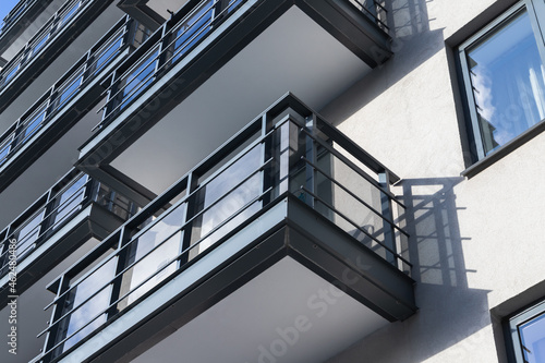 Photo White concrete walls with balconies
