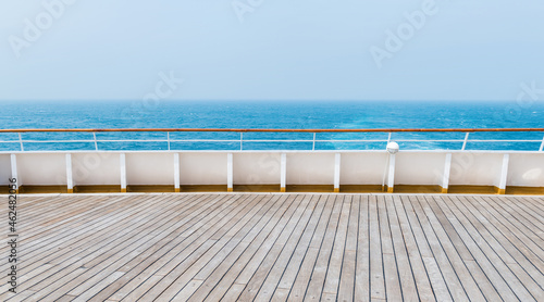 Fotografia Deck of luxury cruise ship and blue sky