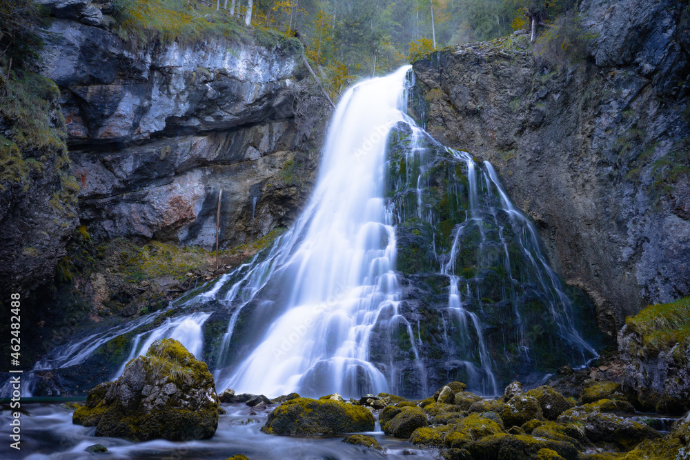 Naklejka premium Wunderschöner Wasserfall im Herbst mit verspiegelten Wasser