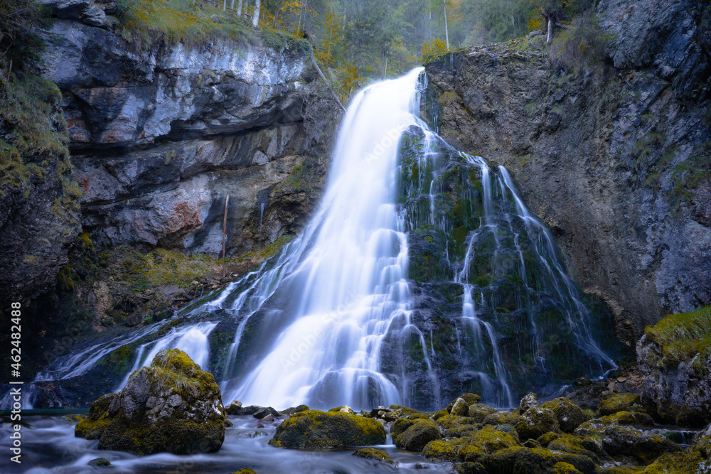 Wunderschöner Wasserfall im Herbst mit verspiegelten Wasser