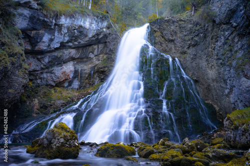 Fototapeta Naklejka Na Ścianę i Meble -  Wunderschöner Wasserfall im Herbst mit verspiegelten Wasser