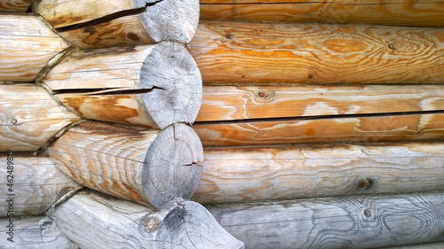Cuadro en lienzo Detail of corner of old wooden house made of beams
