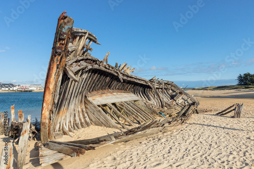 Papier peint épave en bois ancienne de bateau abandonné sur la plage de Plouhinec dans le Mor