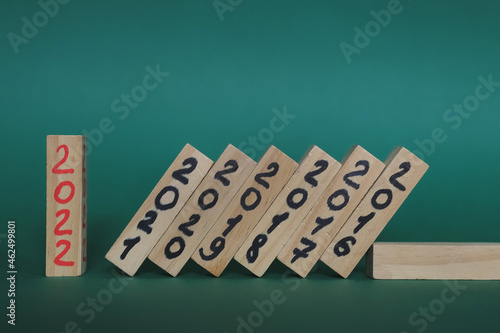 Фотография Wooden details with inscriptions of bygone years and new year 2022, design on a