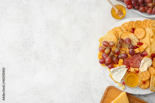 Platter with crunchy cracke...