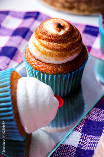 Cupcakes em cima da mesa sobre espelho