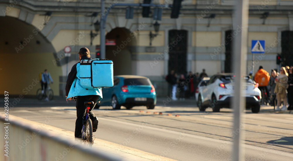 Kurier na rowerze, dostawa, smaczne jedzenie na ulicach miasta. - obrazy, fototapety, plakaty 