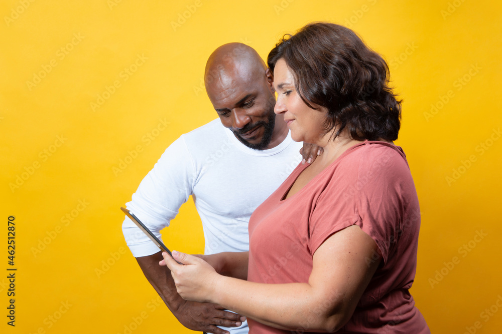 Obraz premium multiracial couple managing technology together