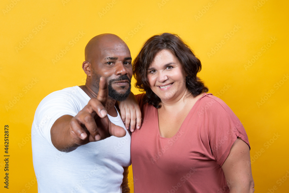 Obraz premium multiracial couple managing technology together