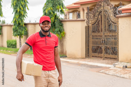 portrait of an african delivery worker smiling © Confidence